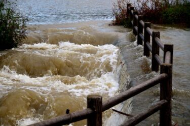 集中豪雨に長靴は危険？災害時に安心な安全靴とは