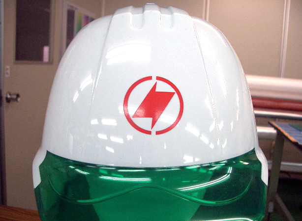 株式会社 岩谷電気商会様のヘルメット加工実績