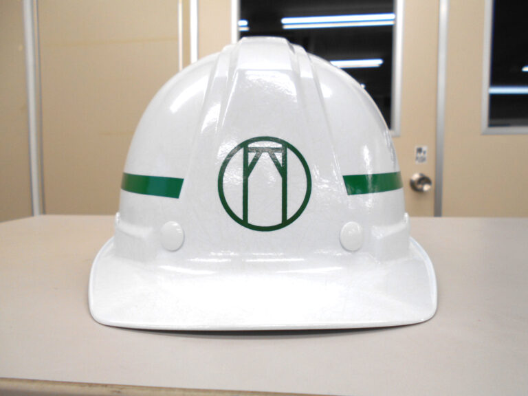 株式会社睦建設様のヘルメット加工実績