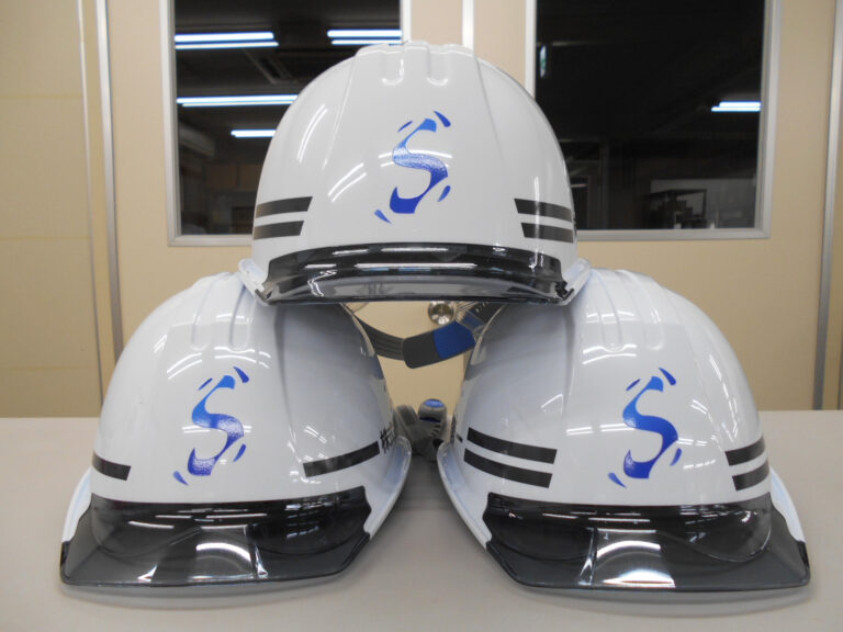 株式会社新栄設備様のヘルメット加工実績