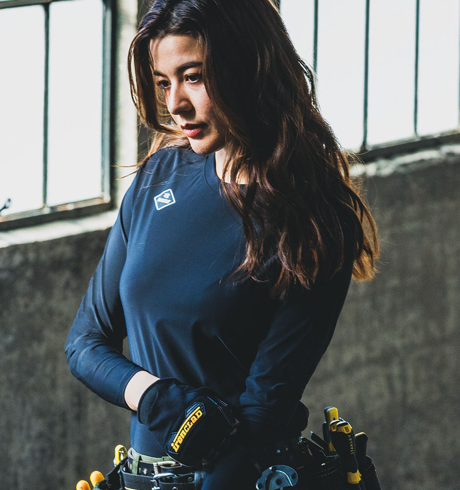 女性が作業着の下に着る服は何がおすすめ?人気のインナー・コンプレッションを夏用・冬用別にご紹介!