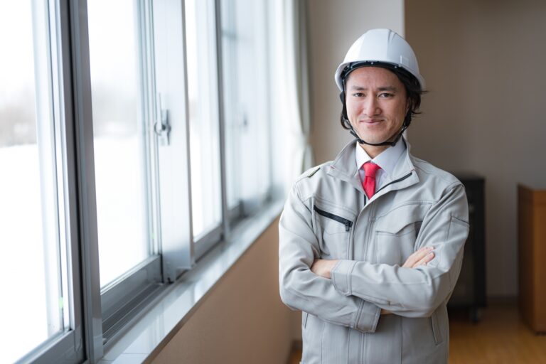 作業着の着用は義務なのか？法的見解と着用ルールも解説 