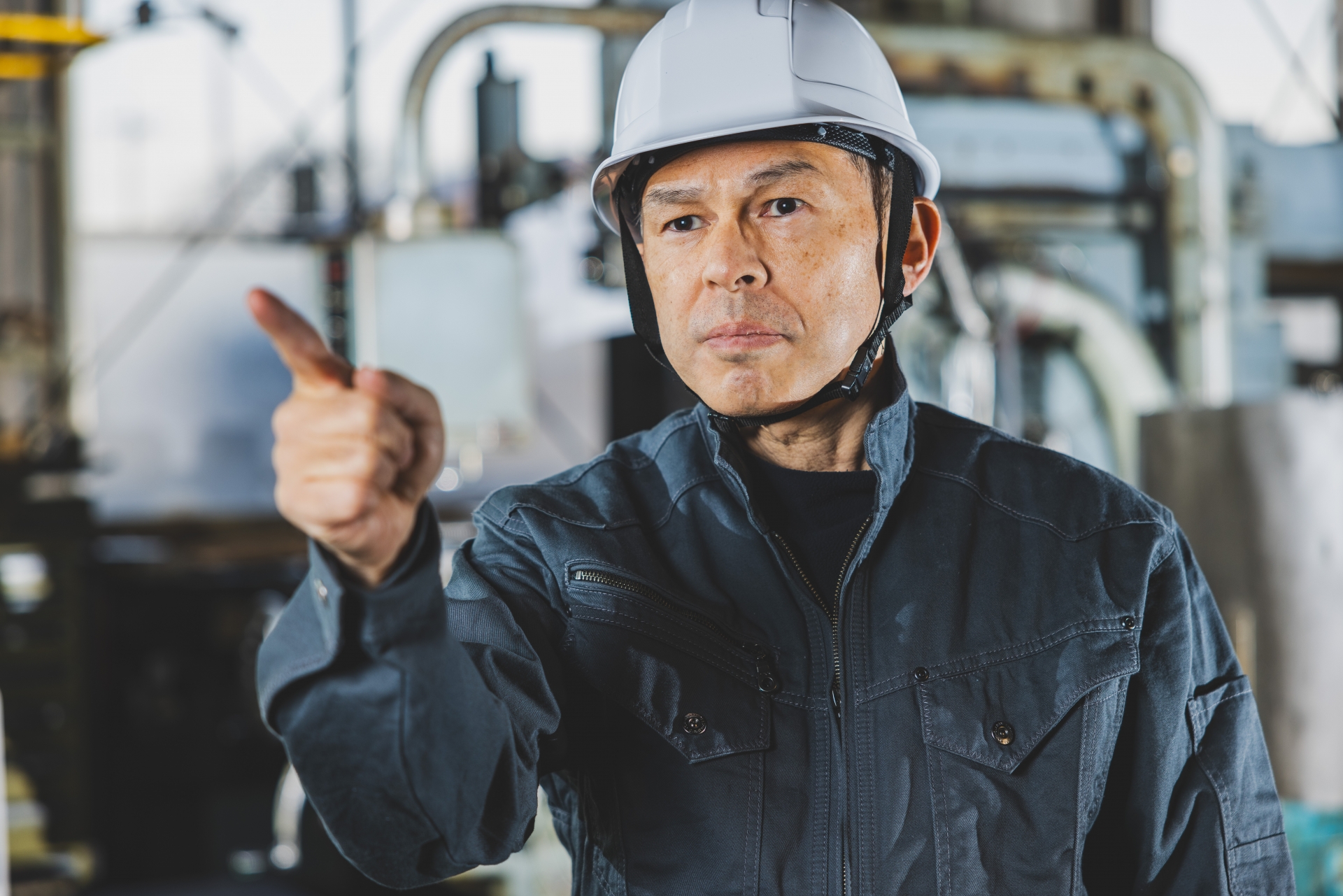 作業着の着用は義務なのか？法的見解と着用ルールも解説