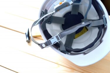 ヘルメットが期限切れだと労災が下りない？定期点検や早めの買い替えを！