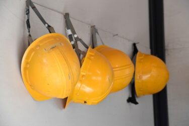 ヘルメットにロゴデザインを入れたい！会社・現場用に人気のパターンは？