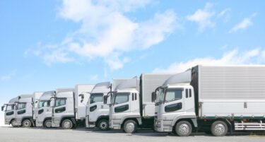 トラックのヘルメット着用義務は何トンから？罰則・パワーゲート基準を解説