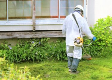 草刈りにヘルメットは必要？フェイスガード付きのメリット・デメリット！