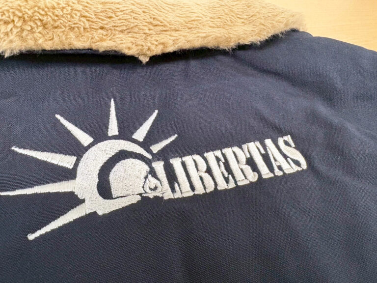 昭和当時物　サントリーモルツ　フロントバック腕刺繍ロゴ　Mサイズ 作業服加工｜LIBERTAS 様 事例【ロゴ刺繍・プリント・ワッペンの