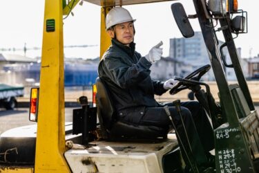 フォークリフト作業では安全靴を履く義務あり！主な理由・履かないリスクを解説！