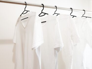 涼しい色は白だけじゃない！夏の服の色ランキングと選び方【熱中症対策】