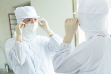 食品工場の服装【女性用】のポイント！ネイル・アクセサリーの扱いも！